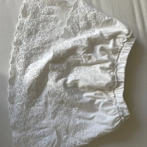 Zara kjol - Jättesöt kjol från zara, aldrig använd så i nyskick! 💕 Den är i barnstorlek men passar xs 💕