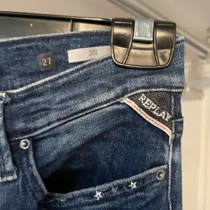 Replay jeans i modellen Joi med lite coola detaljer och slits. Storlek 27, passar 34/36