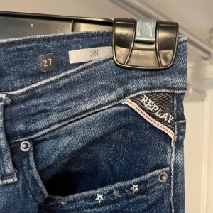 Replay jeans  - Replay jeans i modellen Joi med lite coola detaljer och slits. Storlek 27, passar 34/36