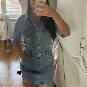 Jeans klänning - Jätte fin jeans klänning i perfekt skick skriv för mer info eller bilder🌸