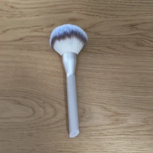 Sminkborste - En jättestor puderborste från Flaer. Jag säljer den för att jag inte använder den längre och jag har tvättat den innan jag säljer. Jag köpte den för 200kr.