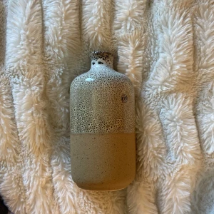 Liten vas - Har ingen användning. Vet ej vars den är köpt :) men liten o fin vas