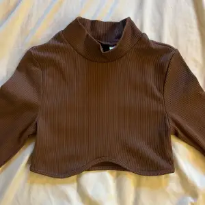 En tröja från HM, säljer på grund av att den är för liten, storlek XS🤍