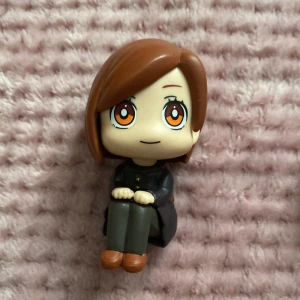 Anime figurer - 5cm för den röd håriga och 9cm för den brun håriga flickan
