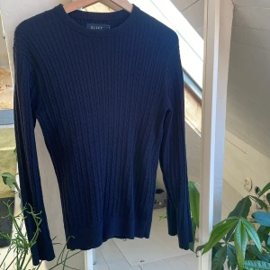 Riley kabelstickad tröja  - Riley tröja, helt oanvänd då den inte passar mig. 