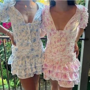 Zara blommig klänning volang  - OBS SÄLJER DEN ROSA. Favroit klänningen säljs pgr den e lite tajt i midjan. ! Annars jätte fint skick. Första bilden e lånad ❤️ storlek S men liten i storleken. Mått finns privat o mer bilder . Säljer från 400. Byter helst