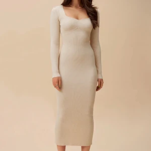 Adoore Roma klänning -creme white  - Adoore Roma dress creme white i strlk 34, endast använd 2 ggr. Perfekt till vår/sommar!   Ord pris 1395 sek -  säljer för 600 sek.  Hämtas inne i Stockholm city