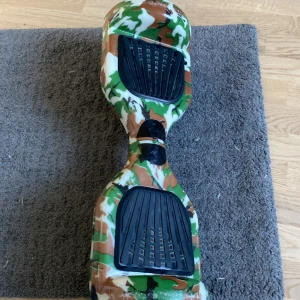 Hower board  - Felfri Hower board med blåa lampor bak och som är Camo färgad. Laddare medföljer 