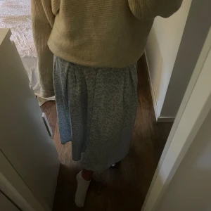 Blå somrig långkjol!!💙🩵💙 - En fin blommig långkjol ifrån monki.Finns knappar som man kan knäppa upp ifall man vill ha en slits nertill. Jag är 167cm och den går ungefär till mitten på smalbenet på mig som ni kan se på bilderna.💞💞