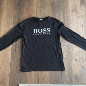 Hugo Boss tröja - Storlek 12-xs  Köpt för 899kr använd Max 10ggr