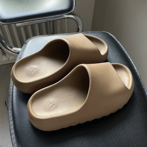 Adidas Yeezy Slides - Adidas Yeezy Slides i färgen Core. Säljer då de ej kommer till användning längre. I fiiint skick!