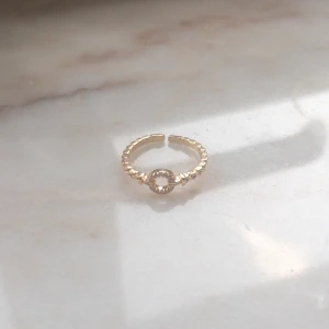 Ring - Yomie har fina kvalitativa prisvärda ringar som endast kostar 99kr 💕 Alla är vattentäta och gjorda av rostfritt stål 💛 Ringarna orsakar alltså inga utslag 💕Denna ring är justerbar & i färgen guld 💛 För fler frågor/bilder skicka ett meddelande💕