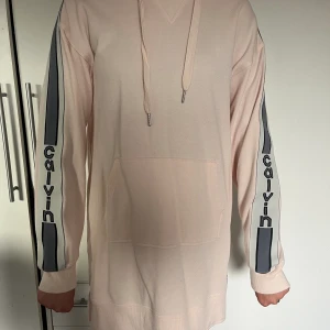 Calvin Klein hoodie klänning - Underbar på sommarkvällar, slutsåld, köpt i New york, köpt för 1999kr 💕 aldrig använd, passar xs-m