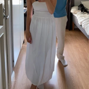 Vit långklänning  - Vit långklänning från BikBok som bara har använts en gång😊 Storlek S men passar även xs!💞 Kontakta mig om fler bilder så fixar jag det👍🏼