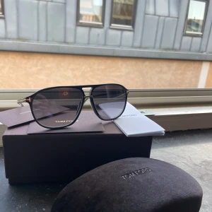 Tom Ford  - Tom Ford solglasögon herr, knappt använda, nyskick. Allt med följer, nypris 3999 kr. 