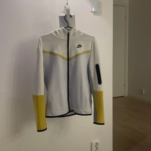 Nike Tech Fleece  - Nike Tech Fleece i nyskick. Storlek XL i barn, men är som en S i herr.