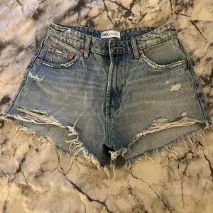 Säljer mina jeans shorts från Zara i storlek 36💕 Använt 1 gång och inga skador eller defekte💕