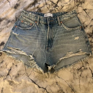 Jeans shorts  - Säljer mina jeans shorts från Zara i storlek 36💕 Använt 1 gång och inga skador eller defekte💕