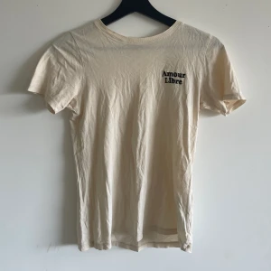 T-shirt  - Snygg T-shirt som inte kommer till användning 💓storlek xxs och kommer från gina tricot 