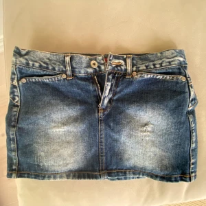 Jeanskjol  - Jätte snygg jeanskjol köpt från Sellpy men var för liten 💓 (Tryck inte köp direkt) 