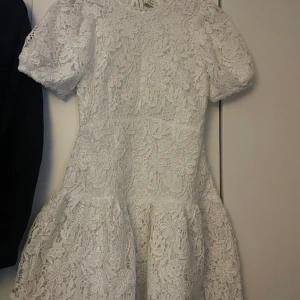 Vit klänning  - Super fin klänning som passar perfekt nu till sommaren. Aldrig använd 