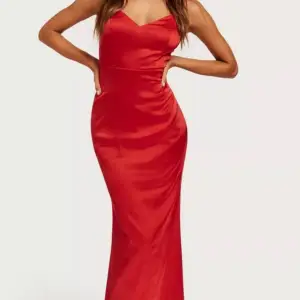 Superfin röd bal klänning 🥰 aldrig använd pga hittade en annan! 