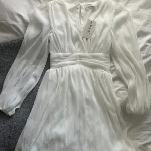 Helt ny vit kort klänning från Lojsan Wallin x NA KD. Klänningen är helt slutsåld. Storlek 34 med prislappen kvar! Säljer pga för liten för mig