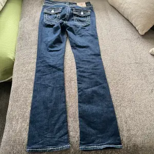 Jeansen är i nyskick🩷Midjebredd 36,5 cm och innerbenlängd 81 cm 📏