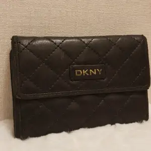 DKNY plånbok svart många fack Tror de är äkta läder men hittar inget märke lr annat så de kan vara en bra imitation  Skick använd lite sliten men har nog kvar att ge ett två år till
