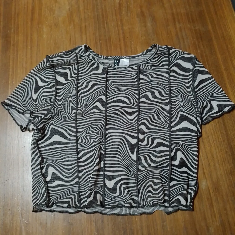 Cropped t-shirt/topp från Divided - H&M Oanvänd Halvt genomskinlig  Katt finns i hemmet. T-shirts.