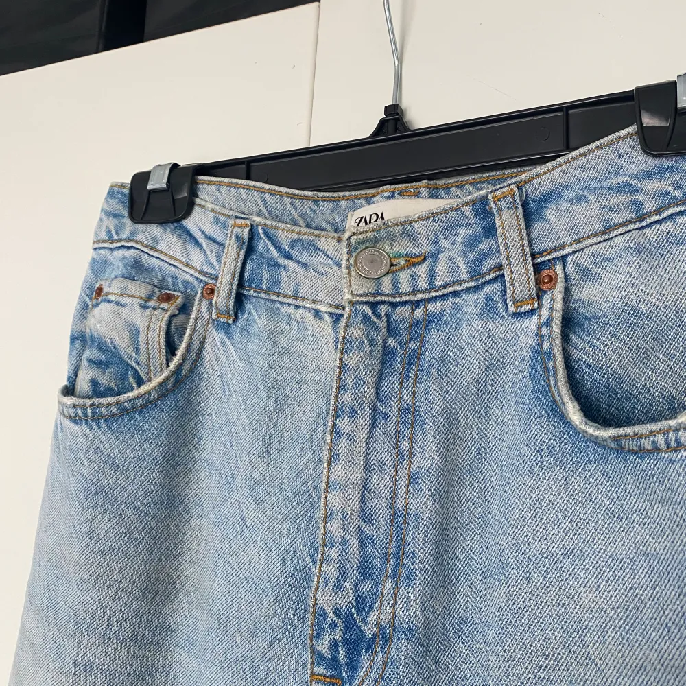 Högmidjade zara jeans i 90s full length. Använda mycket men i bra skick! Därför billiga💕. Jeans & Byxor.
