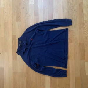 Polo ralph lauren rugby tröja  - En blå polo ralph lauren rugby tröja i storlek M och passar dig som är 183-188 ungefär. Tröjan har inga hål eller är sönder. Skriv vid frågor eller fler bilder.