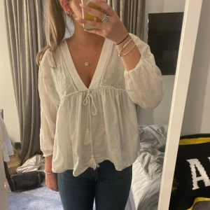Blus - Säljer denna superfina blusen💕💕