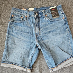Nya jeansshorts från Levis - Helt nya jeansshorts från Levis med lappar och allt kvar. Storlek 30