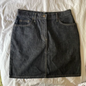 Jeanskjol  - jeanskjol i storlek 36 från lindex! så fin till sommaren men tyvärr för liten för mig. 