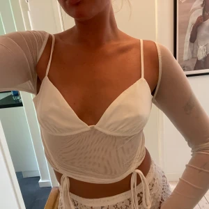 Topp från I am gia - Vit topp från I.AM.GIA. Använd fåtal gånger!