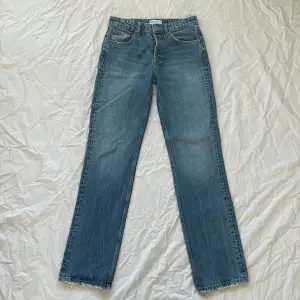 Mid Waist Jeans från Zara Använda mycket men bra skick. Lite slitna där nere i kanterna, men inget som påverkar funktionen utan ser bara snyggt ut.  Tyvärr för små för mig men har varit mina favorit jeans! 