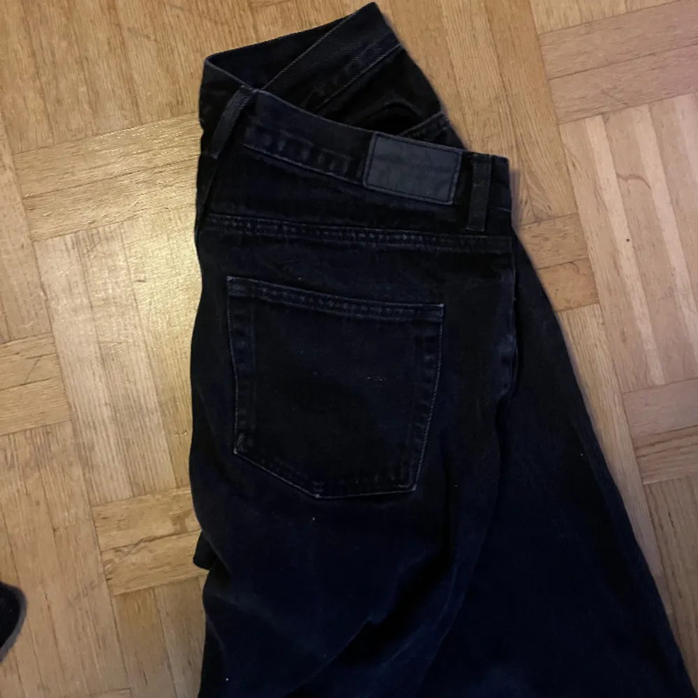 Rak modell Med bred nertill, passar dom Inte längre. Dom är storlek 40. Jeans & Byxor.