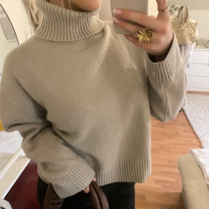 stickad tröja  - beige stickad tröja med polo krage, jätte skönt material 