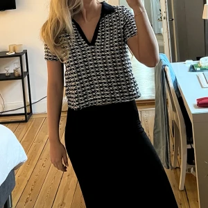 Stickad T-shirt  - Säljer denna fina stickade T-shirten i blå/vit från zara