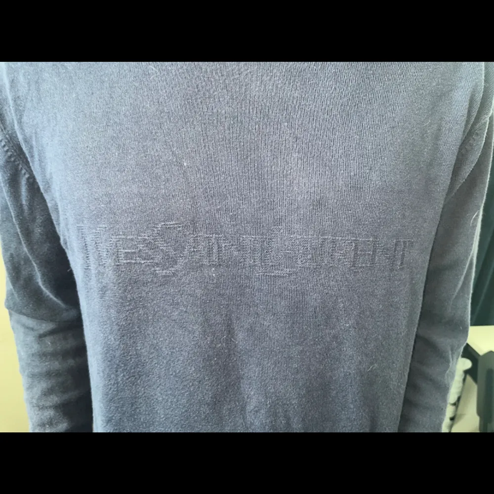 Stickad tröja från Saint Laurent med tryck - Skick 8/10 - Nypris: ca 7000 Vårt pris: 599- Modellen är 183. Tröjor & Koftor.