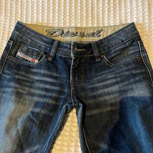 super coola jeans som jag inte använder tyvärr🔥 inga defekter o de är vintage 😊 samt lågmidjade o flare! mått: 76cm innerbenslängd o midja 36cm!