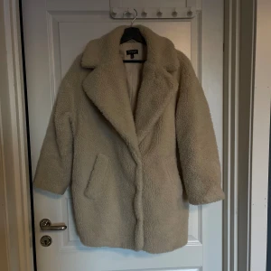 Teddyjacka - Mysig teddyjacka från topshop. Använd en säsong, fint skick. 