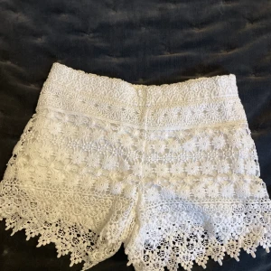Shorts - Säljer dessa jättefina vita spets shorts. Perfekta nu till våren/sommaren. Säljer då dom tyvärr inte passar mig.💕