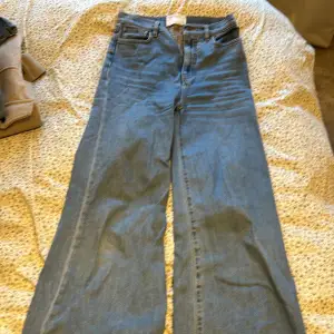 Söta blå jeans som används så lite slitna som man ser på bilden men utom de fint skick, pris kan diskuteras ❤️ 