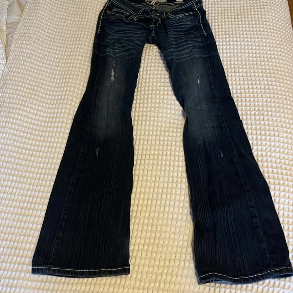 suuuupersnygga jeans som inte kommer till användning längre🥲 de är i perfekt skick förutom ett hål som jag sytt ihop som inte syns! kan skicka bild❤️ mått: innerbenslängd 82cm o midja 34cm rakt över. Jeans & Byxor.