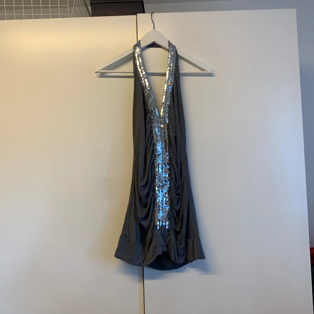 Säljer denna unika klänning med öppen rygg, storlek S/M💗. Klänningar.