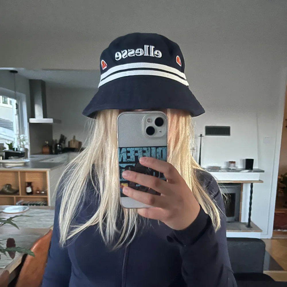 Säljer denna hatt från Ellesse. Marinblå. Bra skick, äkta.. Accessoarer.