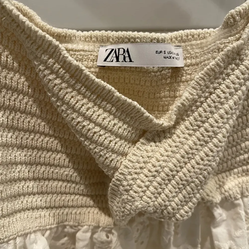 Säljer denna populära topp från Zara, oanvänd i storlek S! 💓. Toppar.