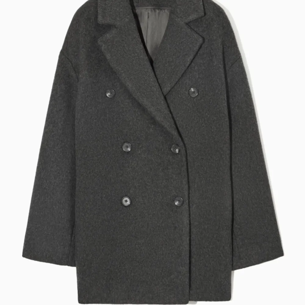 Säljer min snygga kappa från COS! Använd sparsamt. Storlek S! Oversize modell på jackan. Nypris: 1750 säljer för endast 900:- . Jackor.